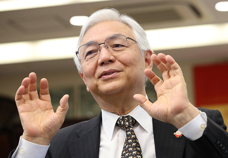 兵庫県立姫路西高時代の思い出を語る滋賀大の位田隆一学長=滋賀県彦根市で、梅田麻衣子撮影