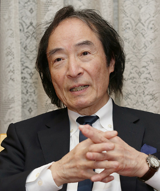 織田作之助賞について語る作家の辻原登さん＝大阪市中央区で、大西達也撮影