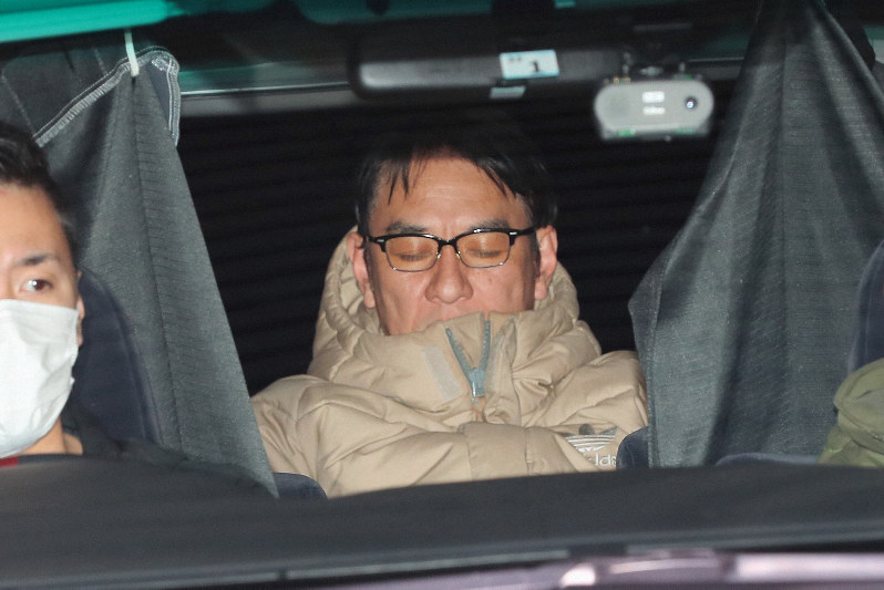 移送されるピエール瀧容疑者(中央)=東京都千代田区で2019年3月13日午前3時24分、長谷川直亮撮影