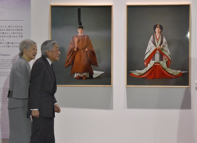 両陛下、即位30年記念の特別展を鑑賞 ゆかりの美術品など展示 | 毎日新聞