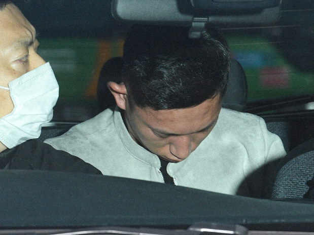 警視庁深川署に入る酒井佑太容疑者=東京都江東区で2019年3月13日午後3時10分、丸山博撮影