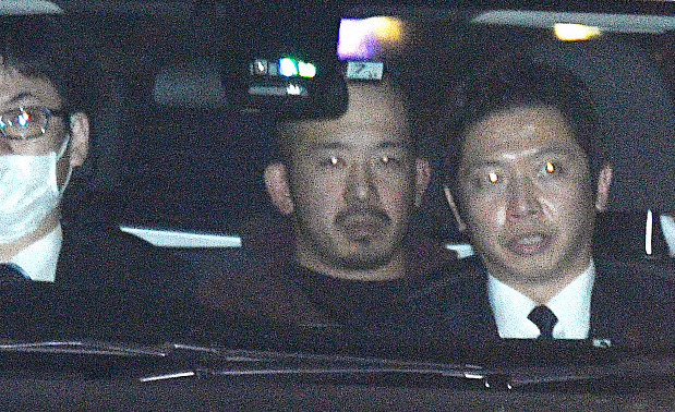 警視庁深川署に入る小松園竜飛容疑者(中央)=東京都江東区で2019年3月13日午後6時50分、丸山博撮影