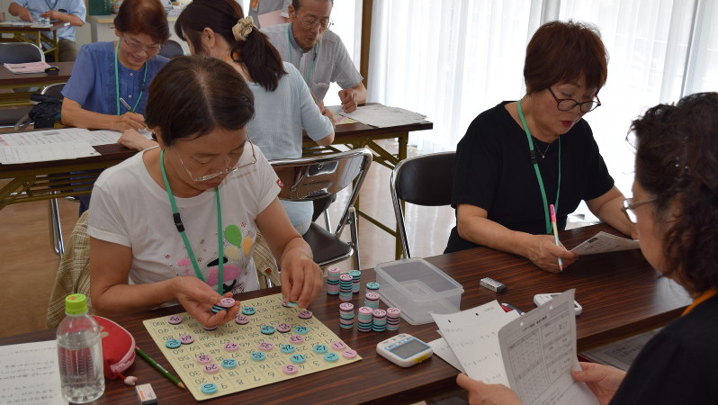 認知症予防を目指してゲームをする人たち