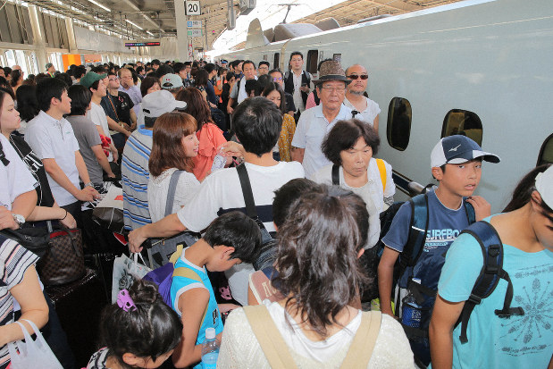 JR新大阪駅の新幹線ホーム。多くの人が接触しあう