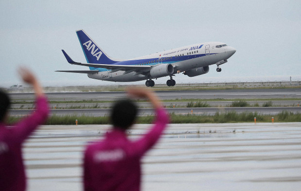 旅客機が飛び立つ関西国際空港。日本と海外をつなぐ窓口だ