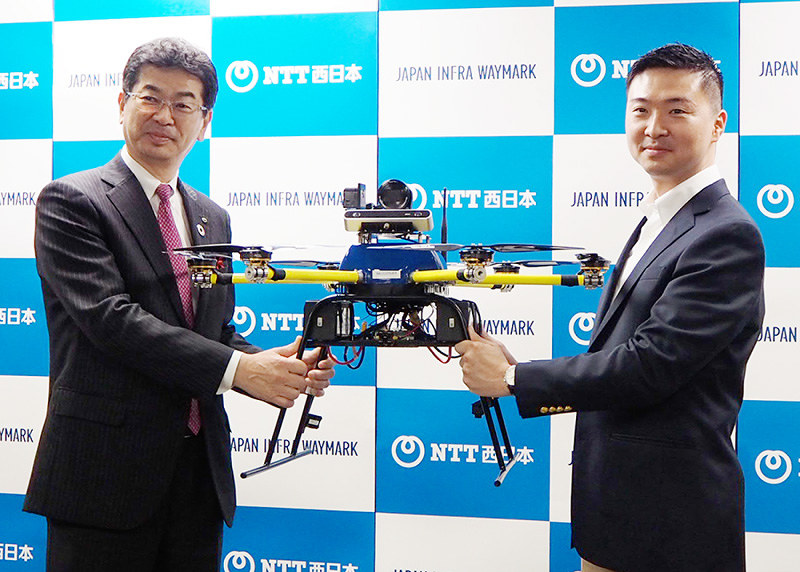 ドローンによるインフラ点検サービスの新会社設立を発表したNTT西日本の小林充佳社長(左)と新会社の柴田巧社長=大阪市中央区で2019年3月12日、加藤美穂子撮影