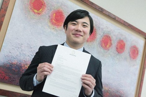 最終審査への招待状を手にする近能さん