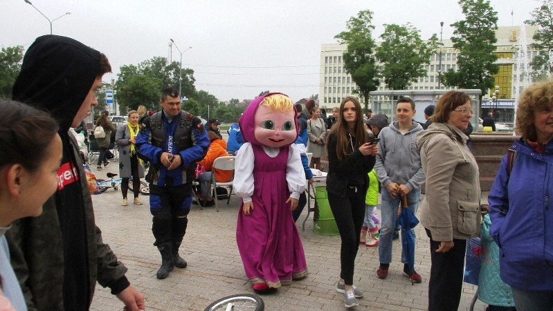 ユジノサハリンスク市街でのイベントにいた着ぐるみ。ちょっと不気味なところがロシア的?(写真は筆者撮影)