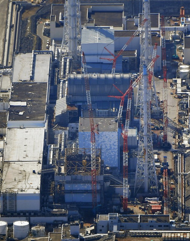 廃炉作業が進められている福島第1原発の1号機(手前)から4号機=福島県大熊町で2019年2月14日午前10時21分、本社ヘリから手塚耕一郎撮影