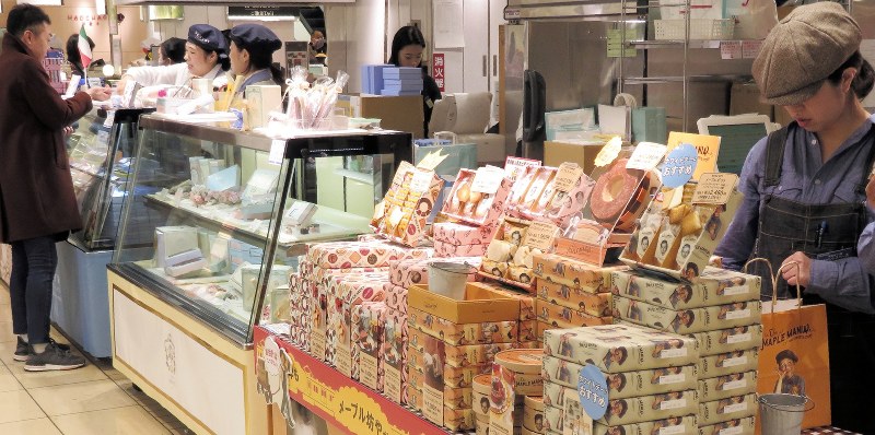 ホワイトデー向けお菓子が並ぶ=東京都新宿区の小田急百貨店新宿店で2019年3月11日、梅田啓祐撮影