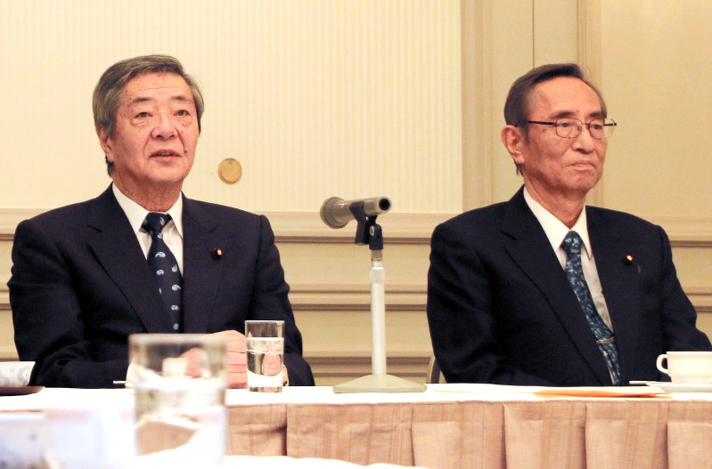島根県知事選の推薦を協議する会合に出席した自民党県連の竹下亘会長(左)と細田博之副会長。竹下氏はこの会合直後にがんを公表し、療養に入った=東京都内のホテルで2019年1月9日、根岸愛実撮影