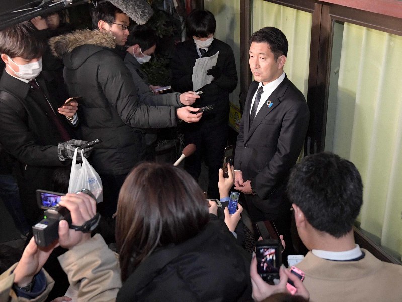 報道陣の取材に応じる柳本顕氏=大阪市西成区で2019年3月14日午後11時9分、平川義之撮影