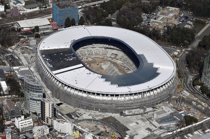建設が進む新国立競技場=東京都新宿区で2019年3月9日午後1時56分、本社ヘリから