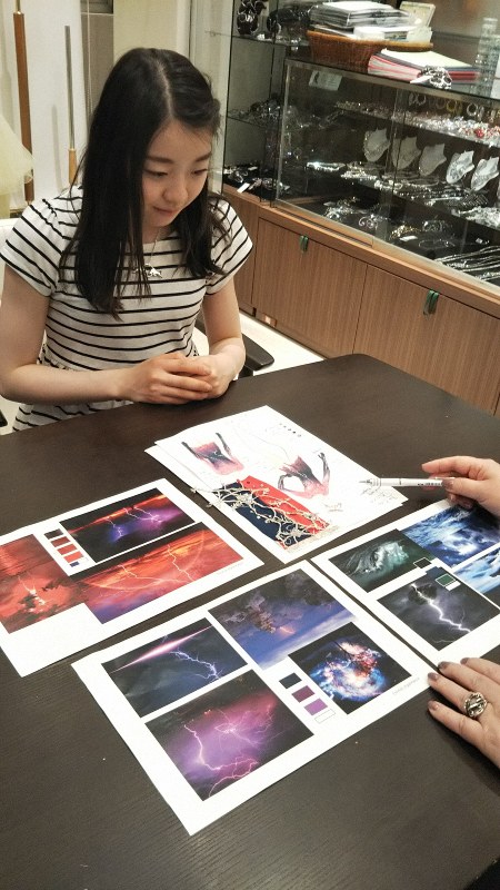 フリーの衣装について渡辺浩美さんと打ち合わせする紀平梨花選手=チャコット提供