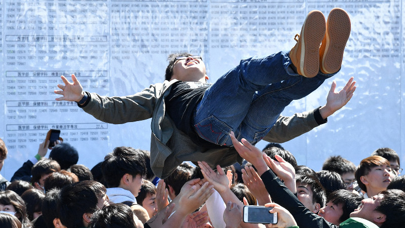 名古屋大に合格し胴上げされる受験生=名古屋市千種区で2019年3月9日、大西岳彦撮影