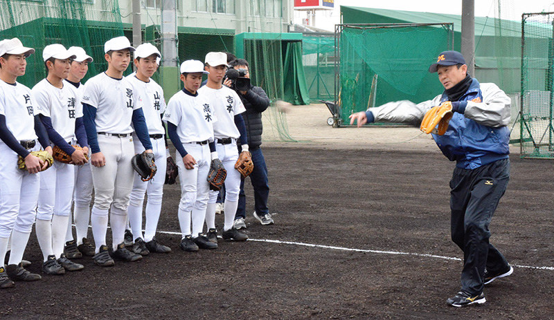 キャッチボールで注意するポイントについて指導する川相昌弘さん(右)=岡山市北区の岡山南高校で、高橋祐貴撮影