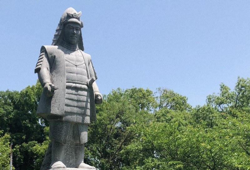 坂本城址公園(滋賀県大津市)に建てられた明智光秀像=2018年5月15日、礒野健一撮影