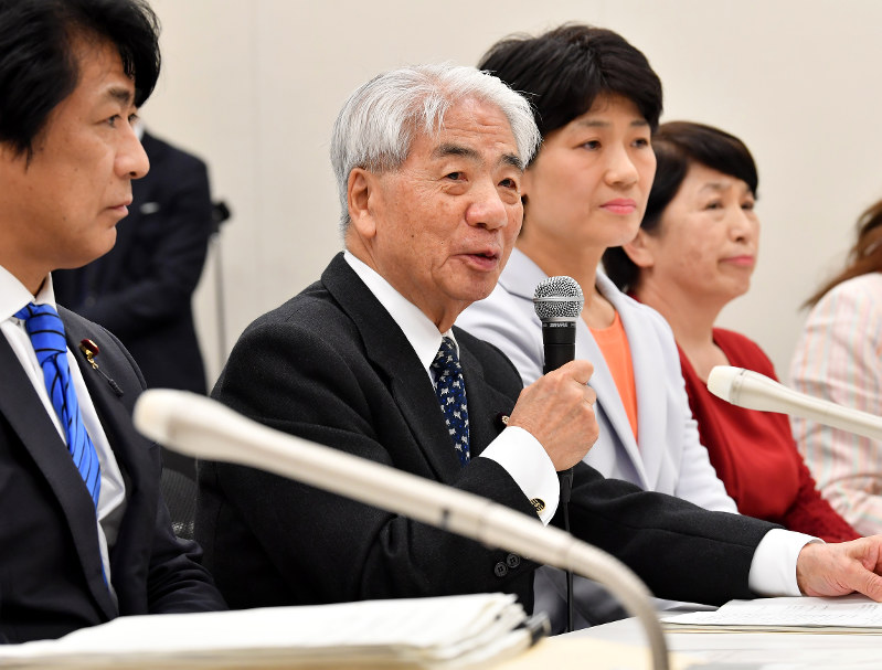強制不妊手術の被害者への一時金支給に関する救済法案について記者会見する(左から)田村憲久氏、尾辻秀久氏、西村智奈美氏、福島瑞穂氏=衆院第2議員会館で14日、宮間俊樹撮影