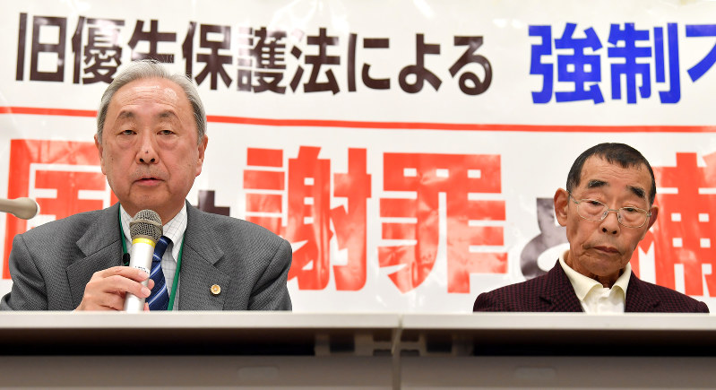 強制不妊手術の被害者への救済法案発表を受けて会見する「全国優生保護法被害弁護団」共同代表の新里宏二弁護士(左)と「優生手術被害者・家族の会」共同代表の北三郎さん=衆院第1議員会館で14日午後6時35分、宮間俊樹撮影