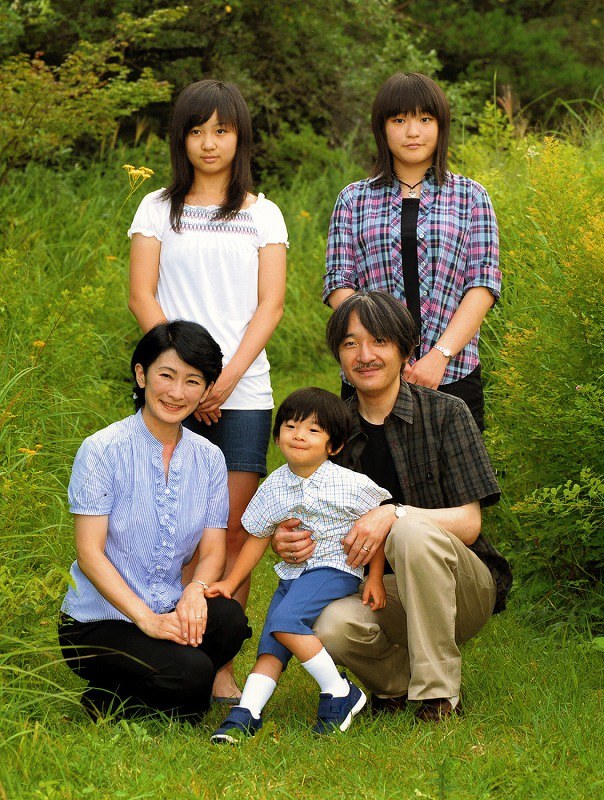 4歳の誕生日を迎えられる秋篠宮ご夫妻の長男悠仁さま。那須御用邸用地内を散策、くつろがれる秋篠宮ご一家。紀子さま、悠仁さま、秋篠宮さま、佳子さま、眞子さま=