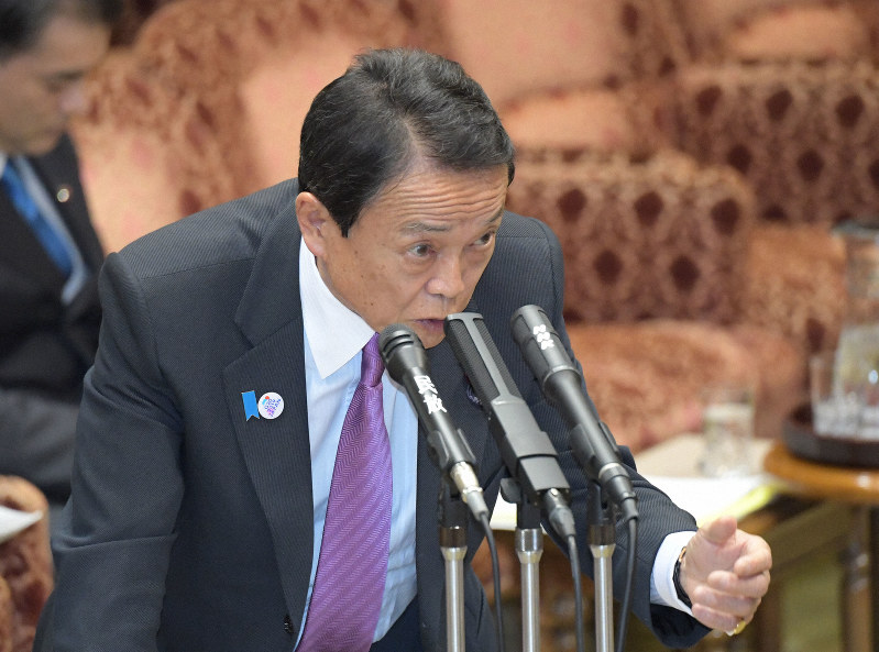 参院予算委員会で答弁する麻生太郎副総理兼財務相=国会内で2019年3月15日午後2時3分、川田雅浩撮影