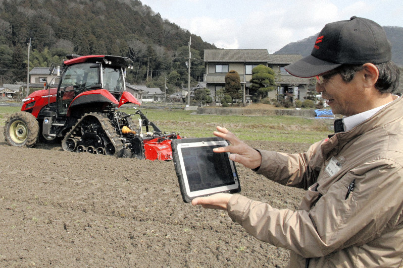 タブレット端末の指示に従い、自動で動くトラクター=姫路市夢前町宮置で2019年3月12日、幸長由子撮影