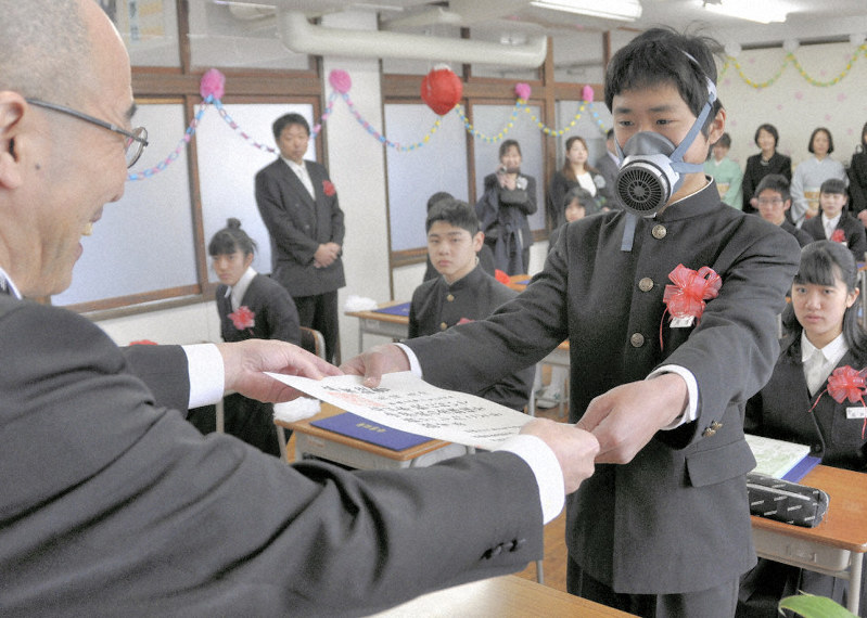 教室で卒業証書を受け取る馬場真澄さん=京丹後市丹後町で2019年3月14日午前11時5分、塩田敏夫撮影