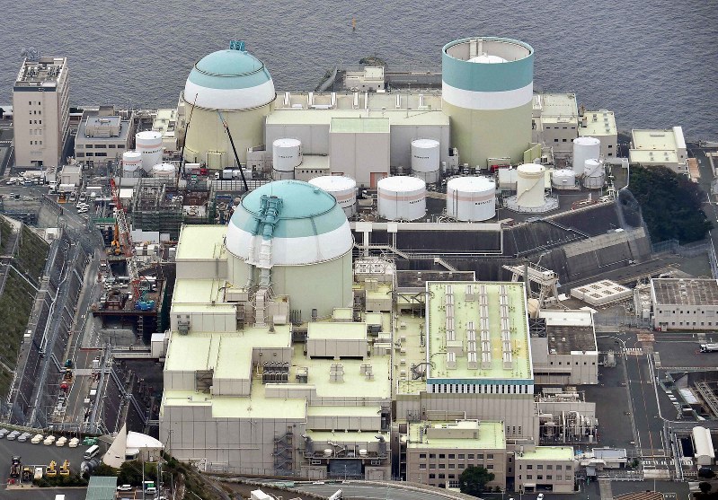 四国電力伊方原発3号機(手前)。後方は(右から)1号機と2号機=愛媛県伊方町で2018年10月16日、本社機「希望」から平川義之撮影