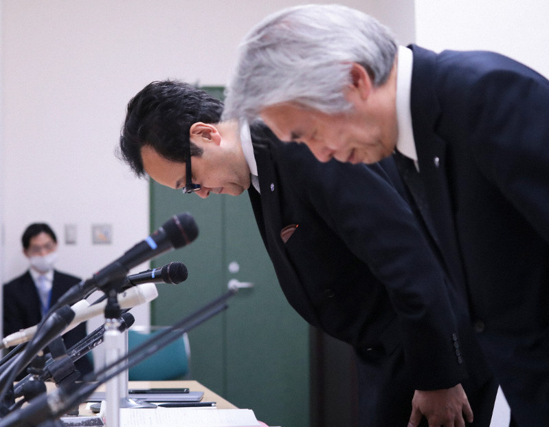 記者会見で頭を下げる大阪大の八木康史副学長(右から2人目)と田中敏宏・同大大学院工学研究科長=大阪府吹田市で2019年3月15日午後4時49分、小出洋平撮影