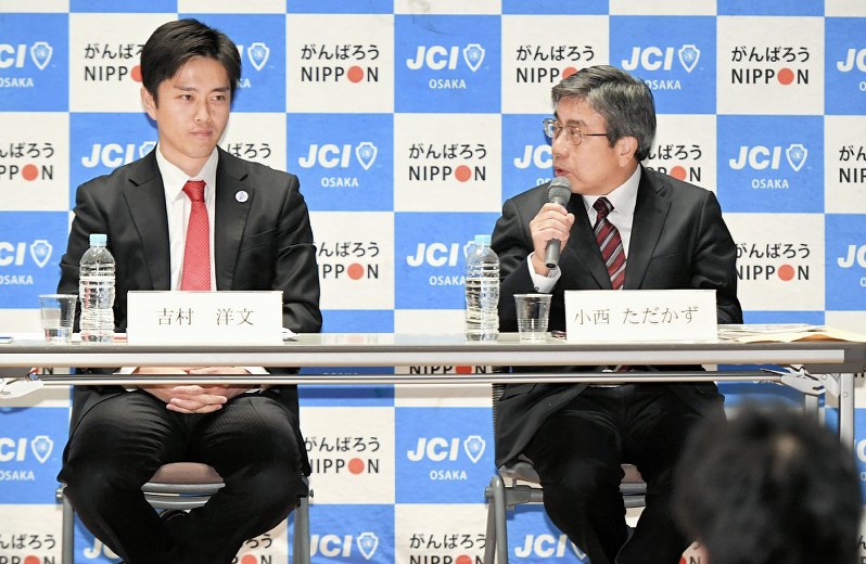 ネット討論会の収録で吉村洋文氏(左)からの質問に答える小西禎一氏=大阪市阿倍野区で15日午後7時9分、山崎一輝撮影