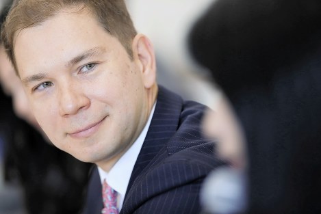 ＮＰＯ法人「ＬＬＡＮ」の会合で、同性婚の不承認は違憲とする国家賠償請求訴訟についての弁護士の説明に耳を傾けるドミトレンコさん＝東京都千代田区で２０１９年１月１７日、小川昌宏撮影