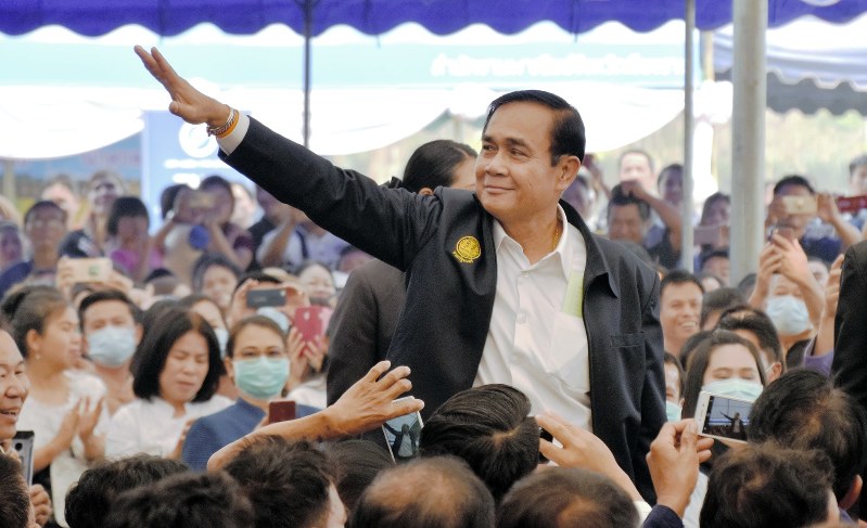 太鼓が打ち鳴らされる中、登場した軍政のプラユット暫定首相=タイ北部チェンライで2019年3月16日、西脇真一撮影