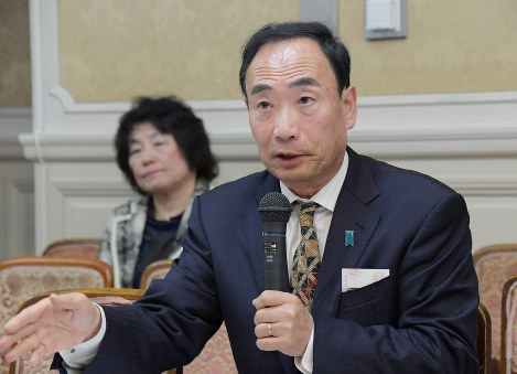 学校法人「森友学園」への国有地売却問題についての野党合同ヒアリングで発言する前同学園理事長の籠池泰典氏。左奥は籠池氏の妻諄子氏＝国会内で2019年3月18日午後5時27分、川田雅浩撮影
