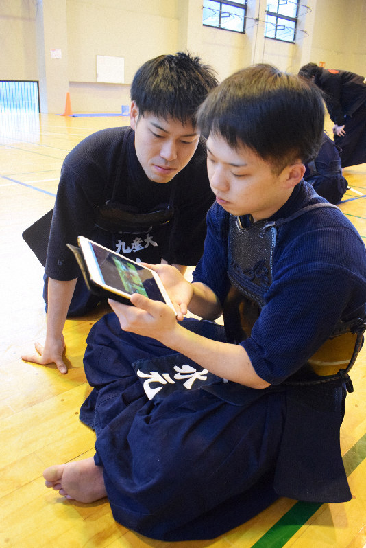 部活動もデジタル化 動画撮影 図を書き指導 九産大でict実験 毎日新聞