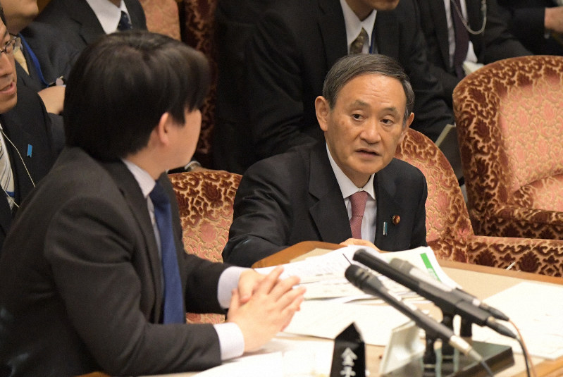 参院予算委に出席した菅義偉官房長官=国会内で2019年3月18日午後4時33分、川田雅浩撮影
