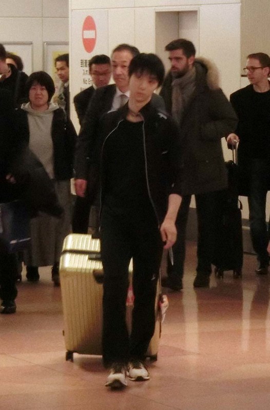 羽生結弦がカナダから帰国 痛めた右足首は 大丈夫です 毎日新聞