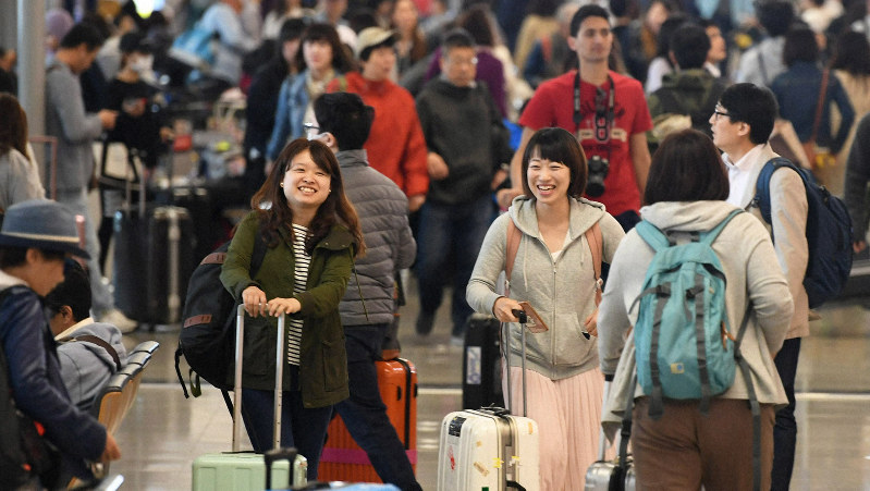海外旅行客で混雑する国際線出発ロビー=関西国際空港で2018年4月28日、小松雄介撮影