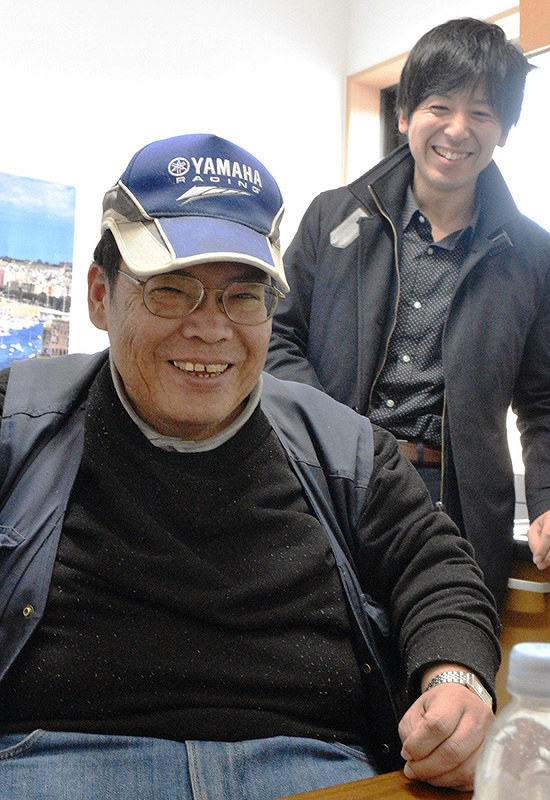 仮設住宅で暮らす浅田順一さん(手前)と支える赤沢慶さん=岡山県倉敷市真備町地区で、林田奈々撮影