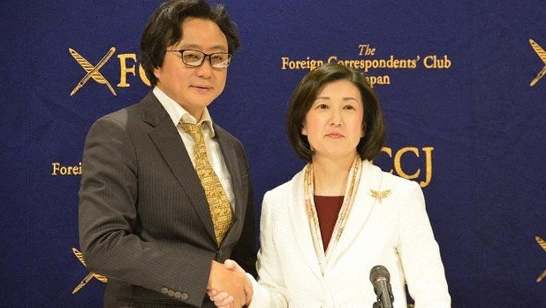 大塚家具の大塚久美子社長(右)とハイラインズの陳海波社長