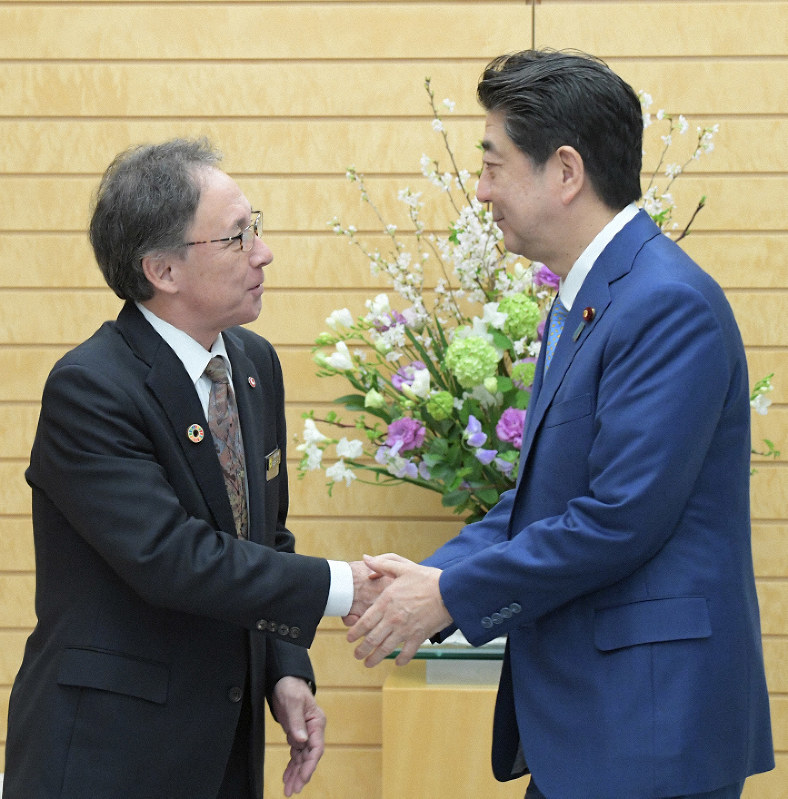 会談を前に握手する安倍晋三首相(右)と沖縄県の玉城デニー知事=首相官邸で2019年3月19日午前10時31分、川田雅浩撮影