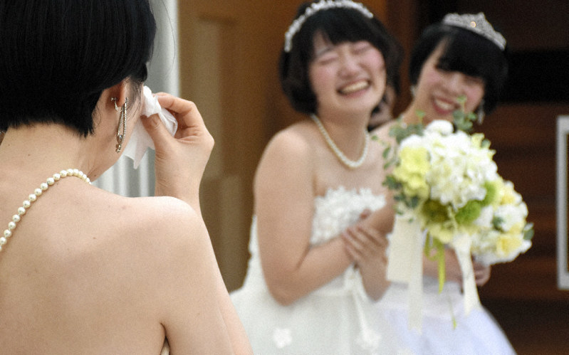 盛岡の40代同性カップルがフォトウエディング 企画の団体 地方まだ理解進んでいない 毎日新聞