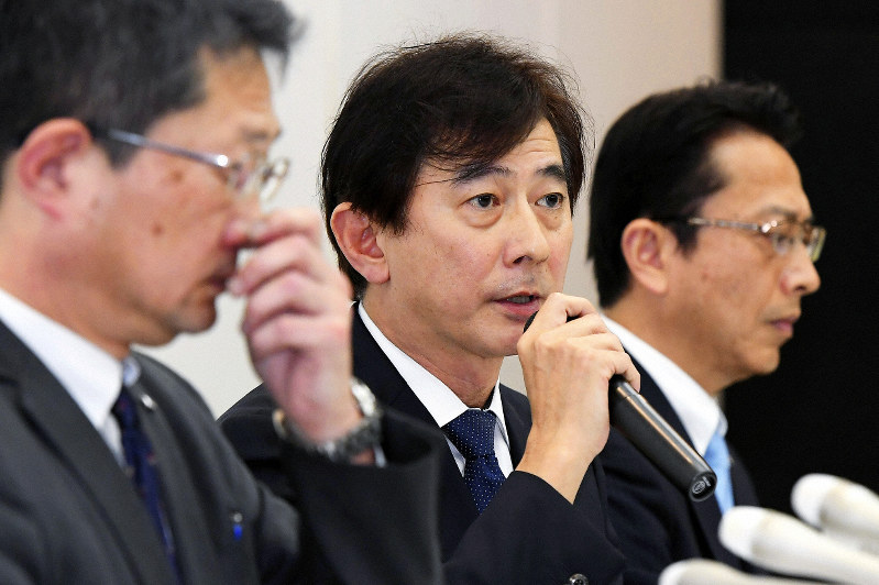 違法建築問題で外部調査委員会の調査報告を受け、記者会見するレオパレス21の蘆田茂執行役員(中央)ら=2019年3月18日、渡部直樹撮影