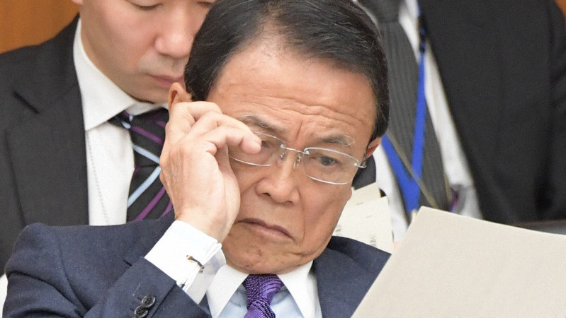 衆院財務金融委員会で資料を見る麻生太郎副総理兼財務相=2019年2月26日、川田雅浩撮影