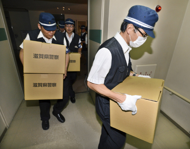 大津市教委の家宅捜索を終え、押収物を運び出す滋賀県警の捜査員ら=大津市役所で2012年7月11日、小関勉撮影