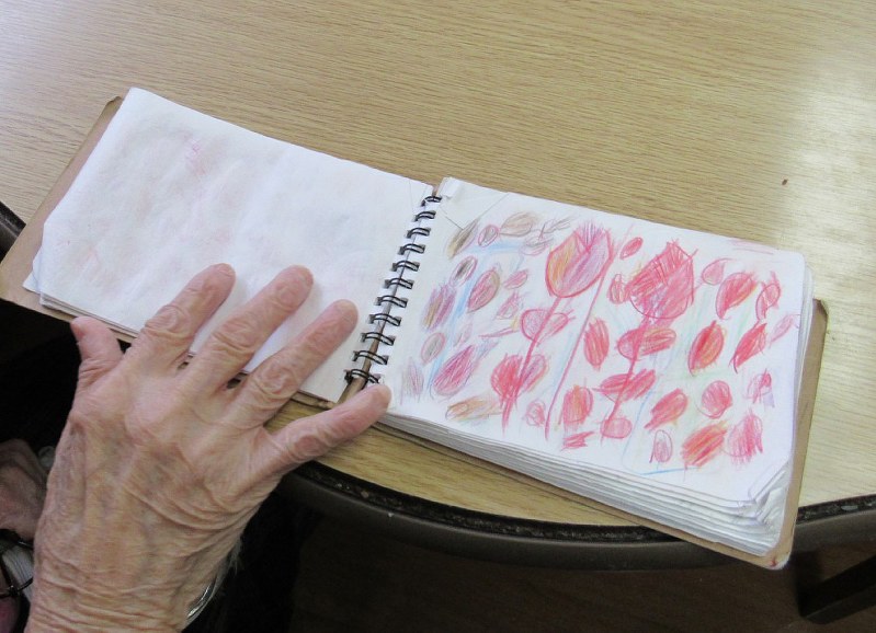 むかし自分で描いた絵を、史子さんが見せてくれた=群馬県高崎市で