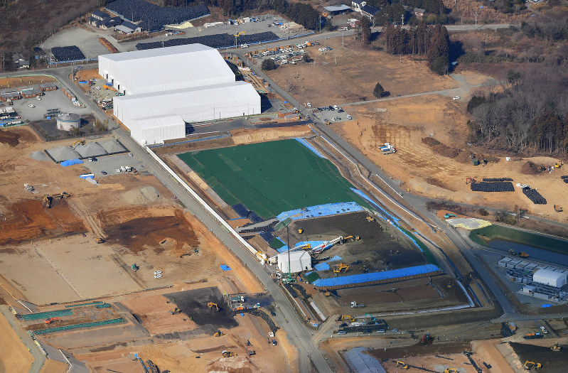 除染土を30年間埋設する「土壌貯蔵施設」＝福島県大熊町で2019年2月14日、本社ヘリから手塚耕一郎撮影