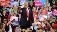 支持者の歓声に応えるトランプ米大統領＝2018年10月9日、高本耕太撮影