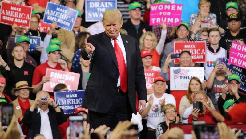 支持者の歓声に応えるトランプ米大統領=2018年10月9日、高本耕太撮影