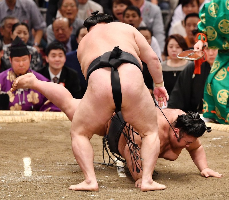 貴景勝をはたき込みで降した豪栄道(手前)=木葉健二撮影