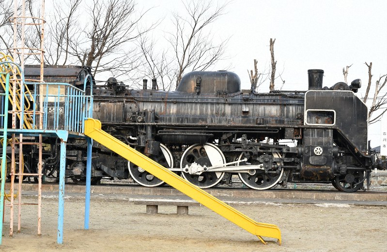 公園の遊具近くに野ざらしで置かれているSL=宮城県大崎市西古川で2019年2月27日午後4時11分、山田研撮影